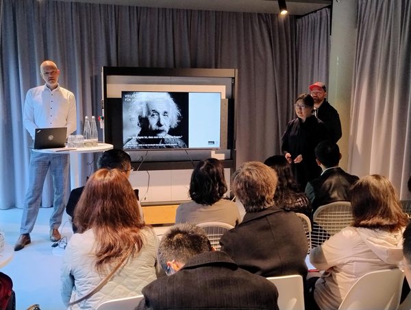 Volker Hofmann h&auml;lt ein Seminar f&uuml;r eine chinesische Delegation
