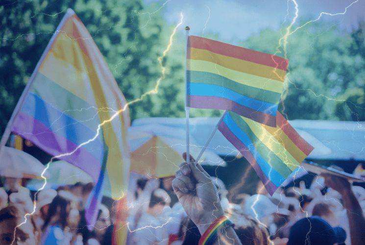 Menschenmenge mit LGBTQ-Flaggen
