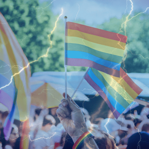Menschenmenge mit wehenden LGBTQ-Flaggen