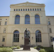 Festsaal Au&szlig;enansicht. Helles, imposantes, klassistisches Geb&auml;ude.