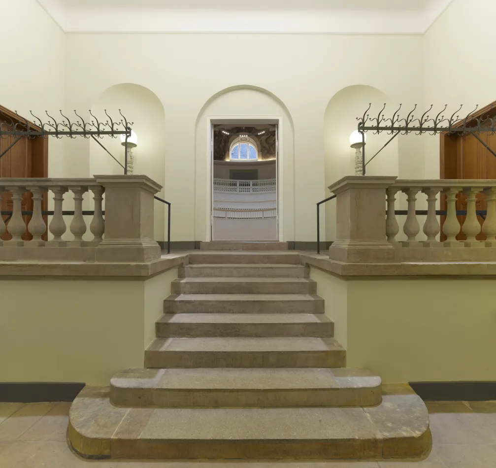 Historisches Foyer im Tat mit Steintreppe und Bogent&uuml;ren.