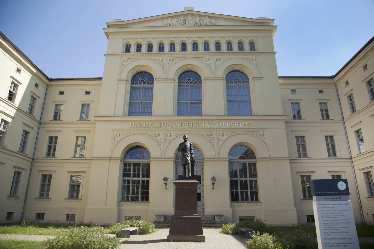 Festsaal Au&szlig;enansicht. Helles, imposantes, klassistisches Geb&auml;ude.