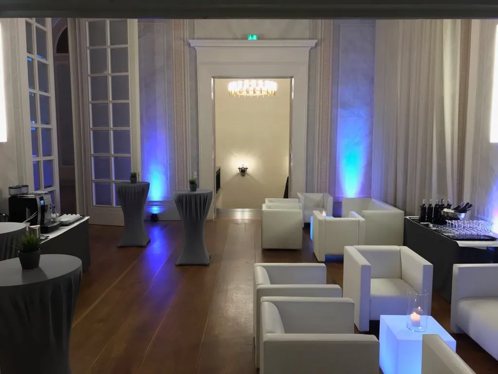 Nebenraum des Festsaals wie eine Lounge eingerichtet