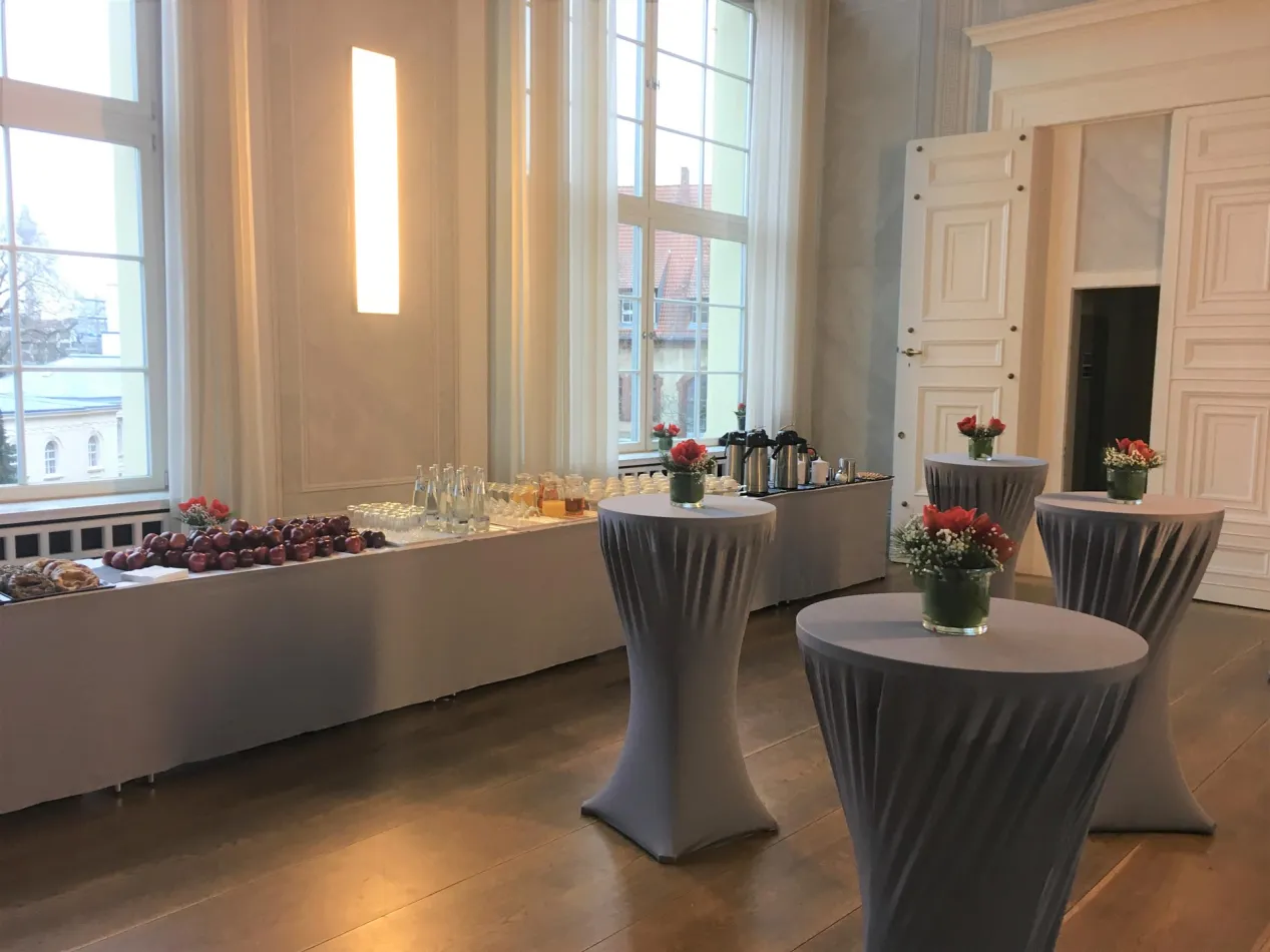 Nebenraum des Festsaals mit Stehtischen und Buffet